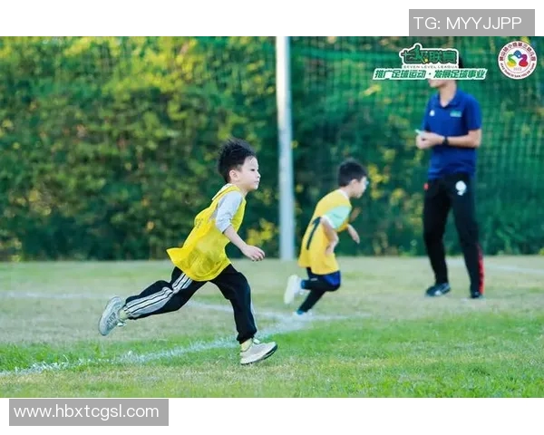 足球明星与儿子温馨互动视频展现亲子时光的快乐与感动